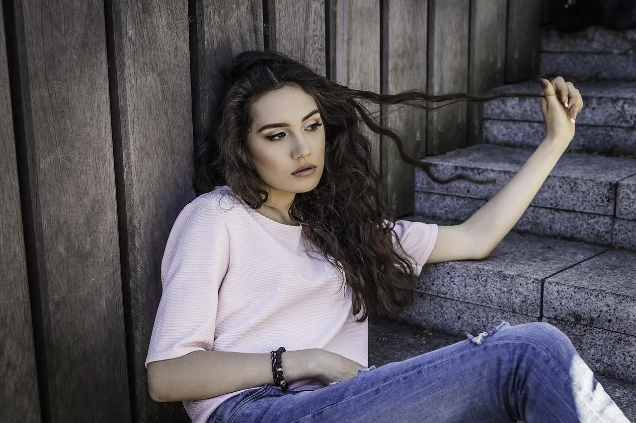 Hvilke hatte klæder gråt hår på blæsende dage?